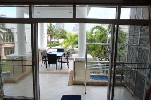 Apartment with Pool View