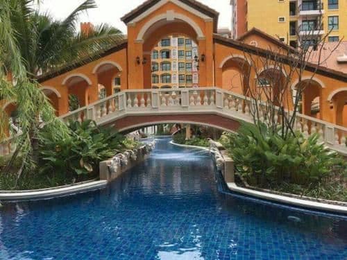 Apartment with Pool View