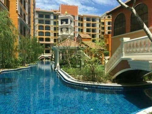 Apartment with Pool View