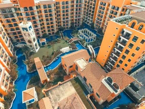Apartment with Pool View
