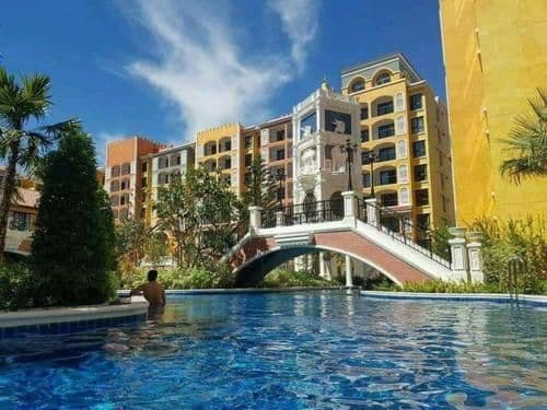 Apartment with Pool View