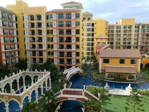 Apartment with Pool View