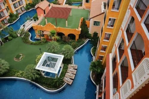 Apartment with Pool View