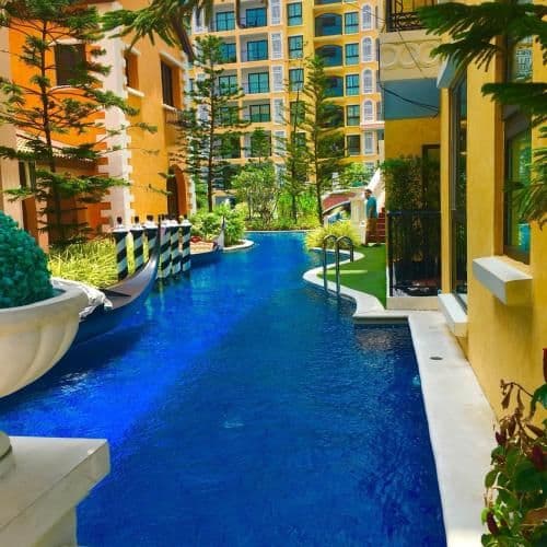 Apartment with Pool View