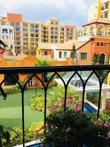Apartment with Pool View
