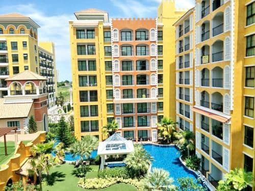 Apartment with Pool View