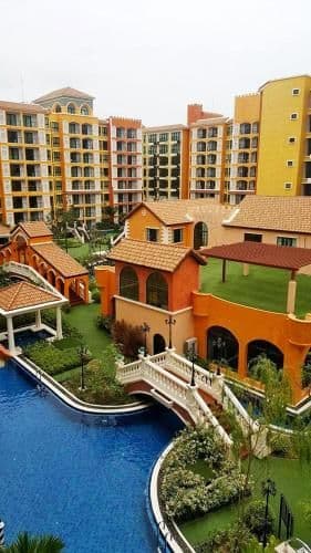 Apartment with Pool View