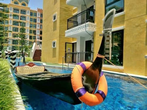 Apartment with Pool View