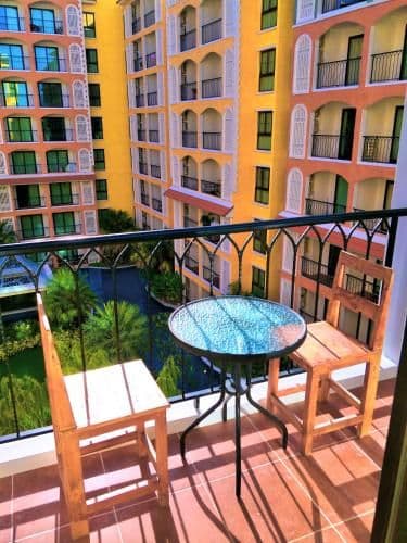 Apartment with Pool View
