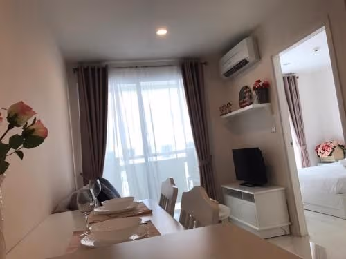 Apartment with Pool View