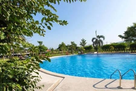BLUEPORT Behind The Mall Apartment With Oversized Swimming Pool4
