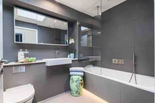 Perfect 4Bed 4Bath Apartment in Bangkok Center Perfect 4Bed 4Bath Apartment in Bangkok Center