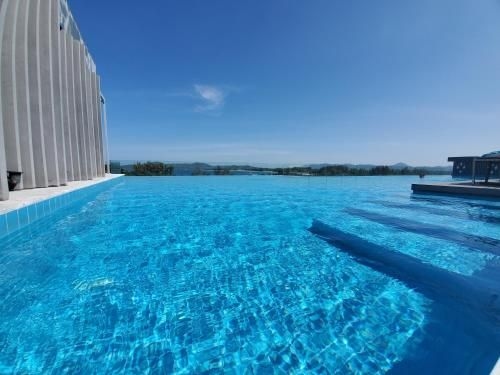 Spacious apartment & rooftop pool near Surin beach2