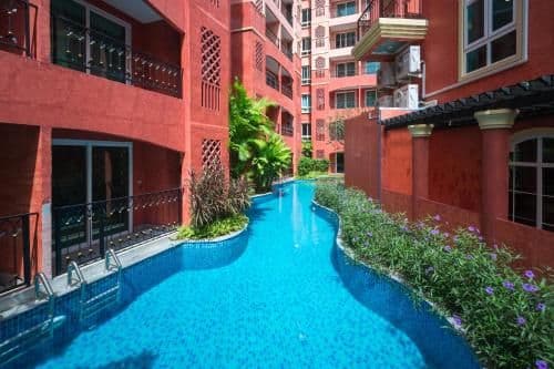 Apartment with Pool View
