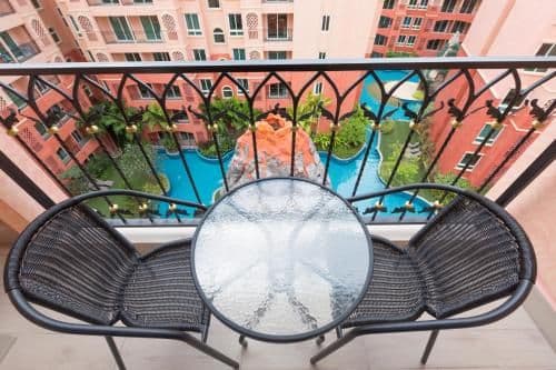Apartment with Pool View