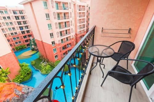 Apartment with Pool View