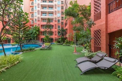 Apartment with Pool View
