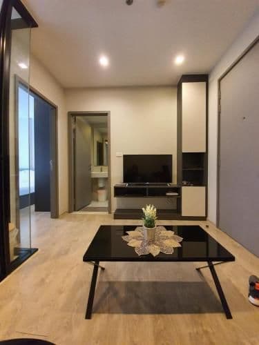 Apartment with Pool View