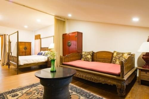 Artisan's Antique House - Silom3