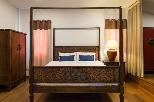 Artisan's Antique House - Silom1
