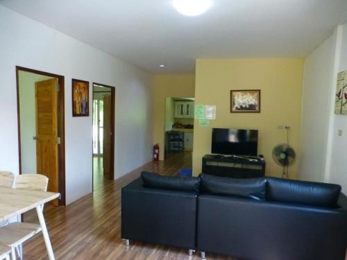 Private 2 bedroom villa with Swimming pool Tropical gardens Fast Wifi smart Tv4