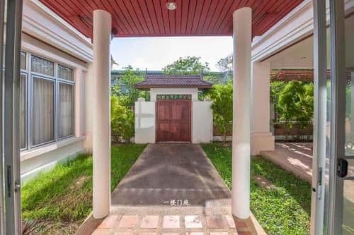 Villa with Garden View