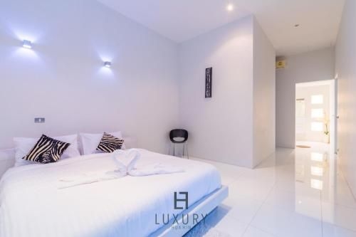 Modern 4-Bedroom Pool Villa Close to Town M881