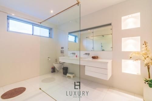 Modern 4-Bedroom Pool Villa Close to Town M882