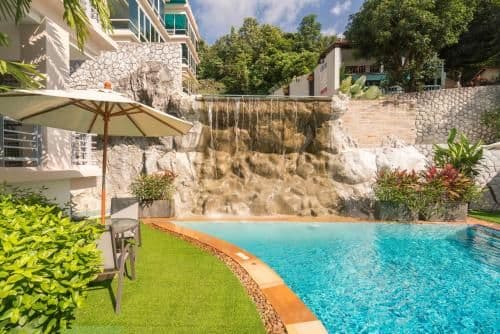 Apartment with Pool View