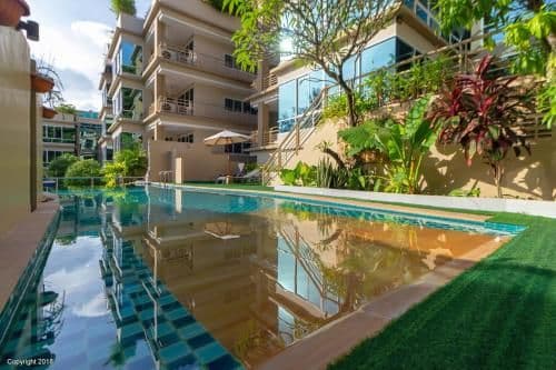 Apartment with Pool View