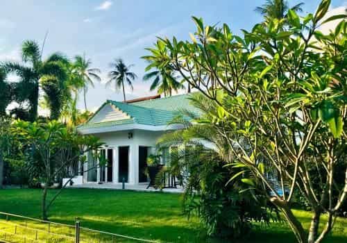 White House Near The Beach White House Near The Beach