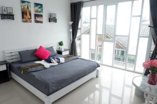 New cozy townhouse great location in Nimman0