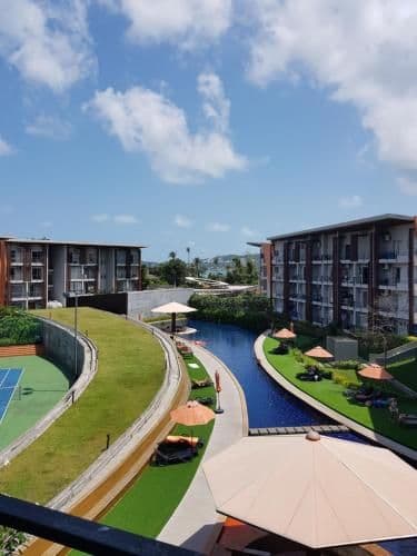 Apartment with Pool View