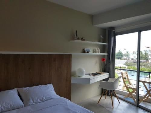 Apartment with Pool View