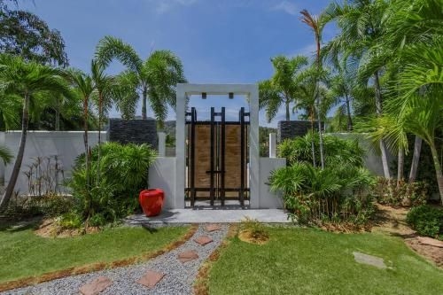 Villa Fam Baan Bua style by TropicLook1
