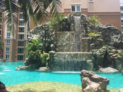 Apartment with Pool View