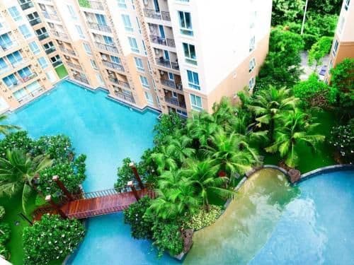 Apartment with Pool View