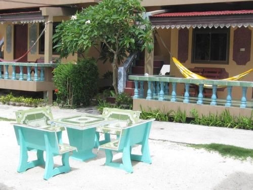 Charung Backpackers0