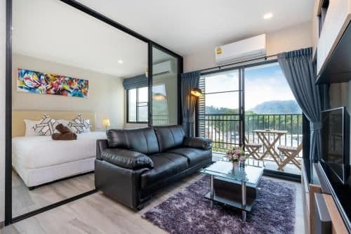 Apartment with Pool View