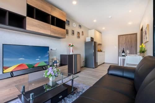 Apartment with Pool View