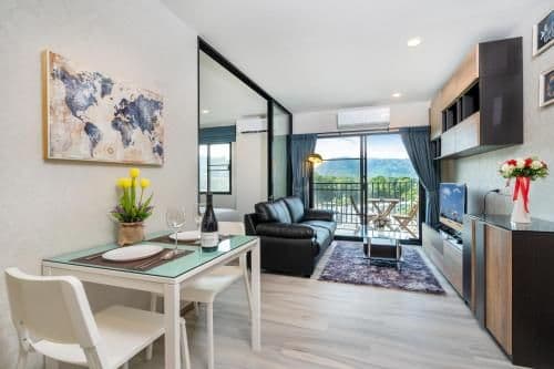 Apartment with Pool View