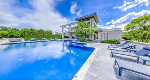 3BR Luxury Villa Pool And Gym Free Pickup Airport4