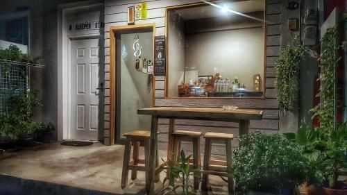 8 สลีปเปอร์ส สตรีท เกสต์เฮาส์ (8 Sleepers Street Guesthouse)0