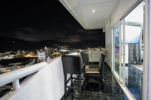 Apartment with Pool View