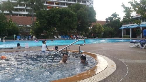 Apartment with Pool View