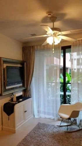 Apartment with Pool View