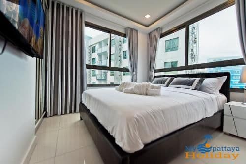 Two-Bedroom Apartment with Balcony and Pool View