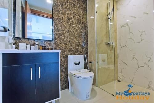 Two-Bedroom Apartment with Balcony and Pool View