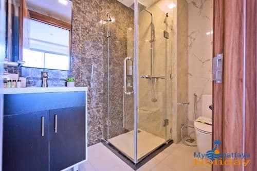 Two-Bedroom Apartment with Balcony and Pool View