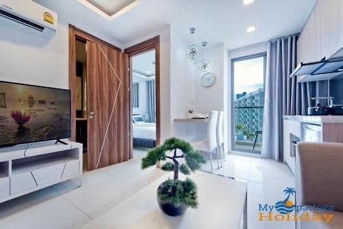 One-Bedroom Apartment with Balcony and Pool View